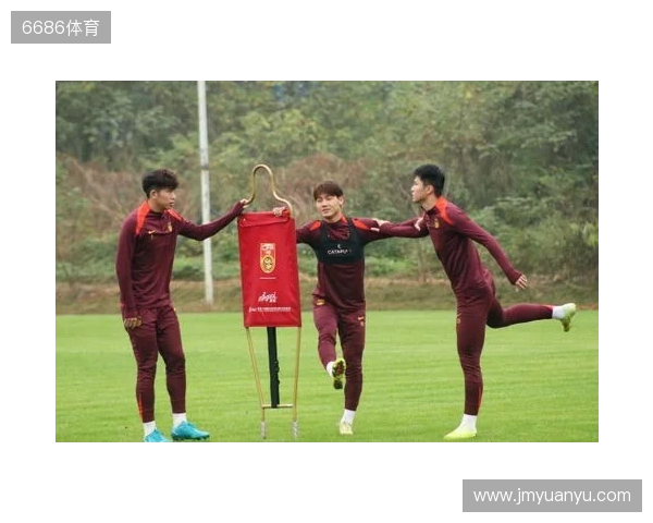 邵佳一探班U22国足重逢老友 9人归来鲁沪新星伤退